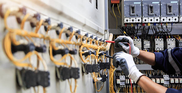 Professional Electrician technician working in Kewanee, IL